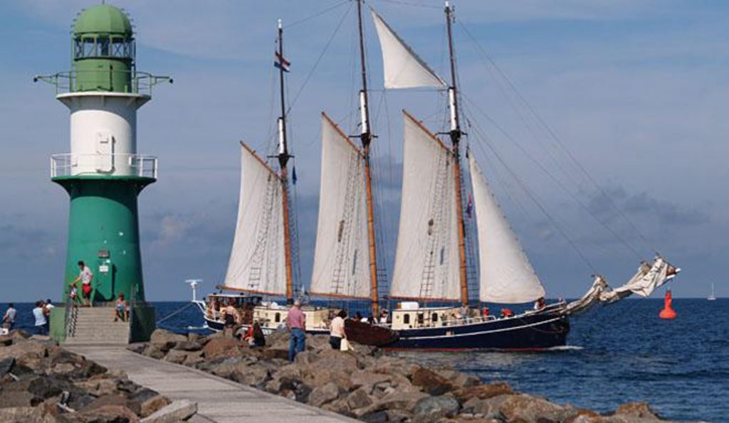 Regatten: ALBERT JOHANNES Produktbild zeigt den 3-Mast-Gaffelschoner von Steuerbord unter Segel