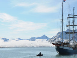 Themenreise: Fotografie Barkentine ANTIGUA Produktbild zeigt den Traditionssegler vor Eisbergen ankernd