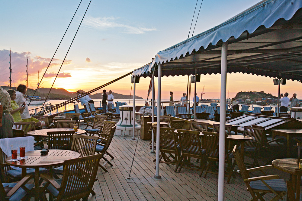 Segelreisen Karibik SEA CLOUD 2 - Bild zeigt Decksdetail des Restaurantes