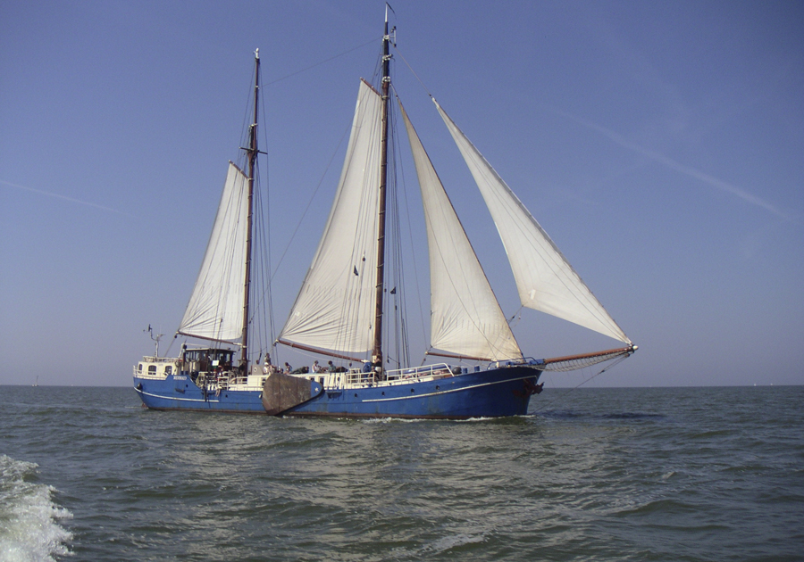 Mermaid Portfoliobild zeigt den blauen 2 Mast Klipper von Steuerbord unter Segeln