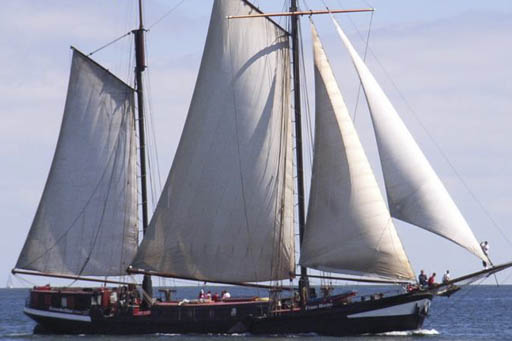 Wohlfühltoern Frans Horjus zeigt das segelnde Schiff