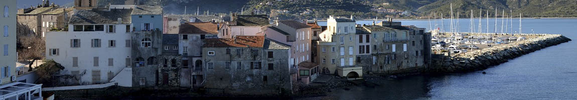 Segeltörn Korsika Bild zeigt eine korsiche Hafenidylle