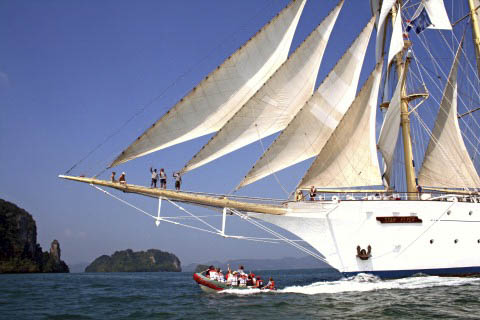 Segelkreuzfahrt Kykaden - zeigt Star Flyer mit Tender Boat