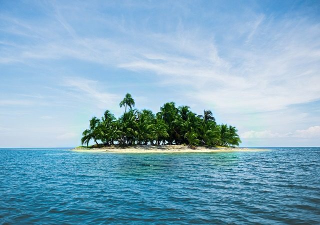 Bild zeigt unbewohnte Insel in der Karibik